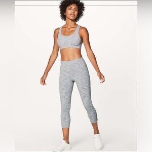 Lululemon Wunder Under Crop (Hi-Rise) (Luxtreme)
Grey Alpine White Size 6